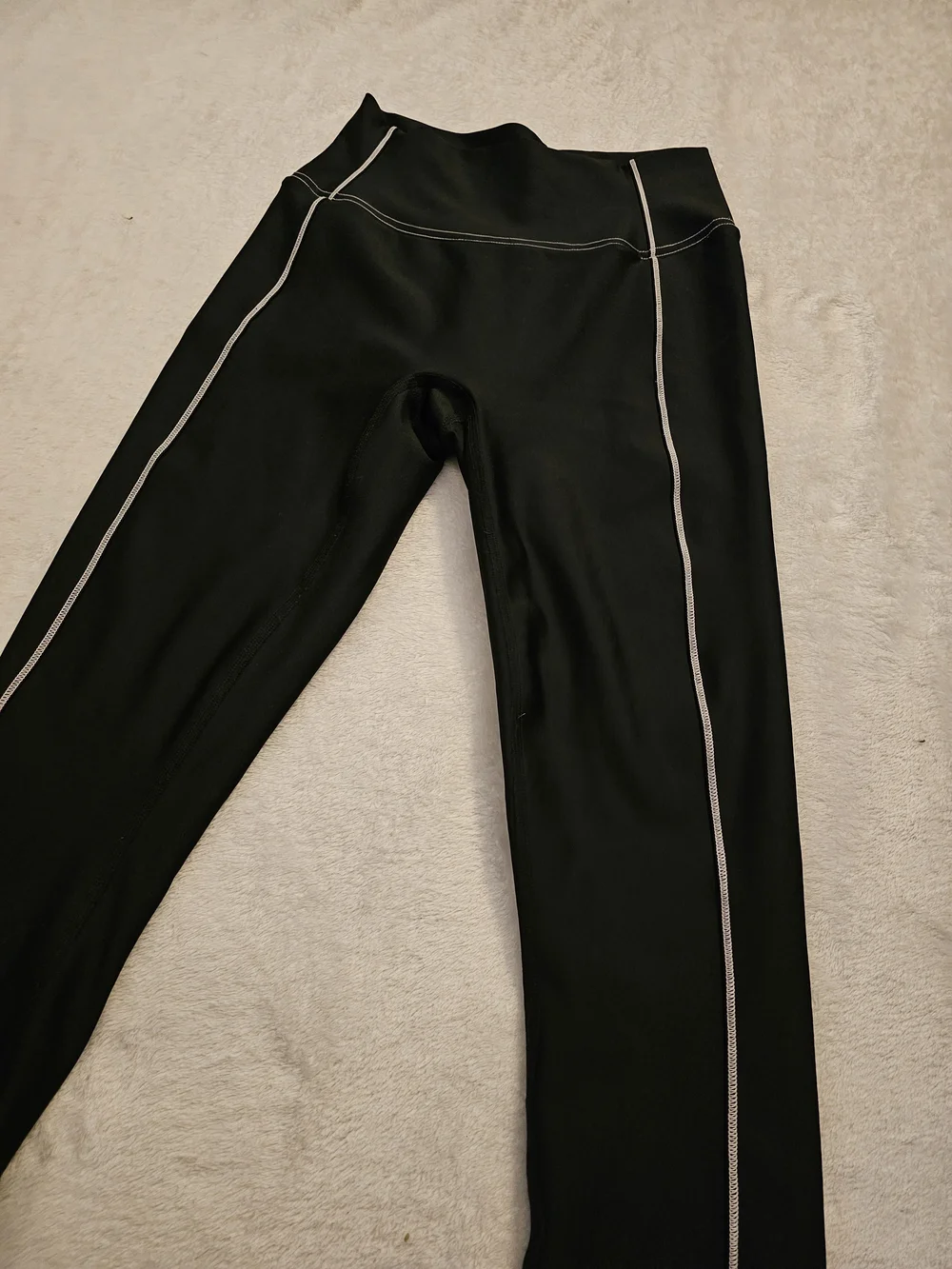 ALO Yoga Black Leggings with White Contrast Stitching